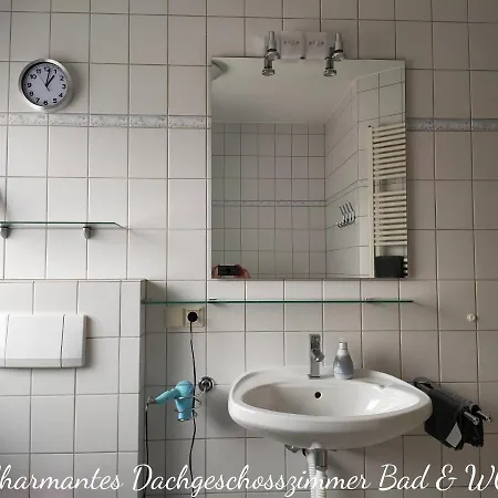 B&B Waghaeusel - Charmante Dachgeschosszimmer Im Privathaus Homestay *
